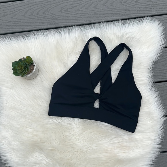 Fabletics twist front cut out black sports bra - Picture 2 of 6